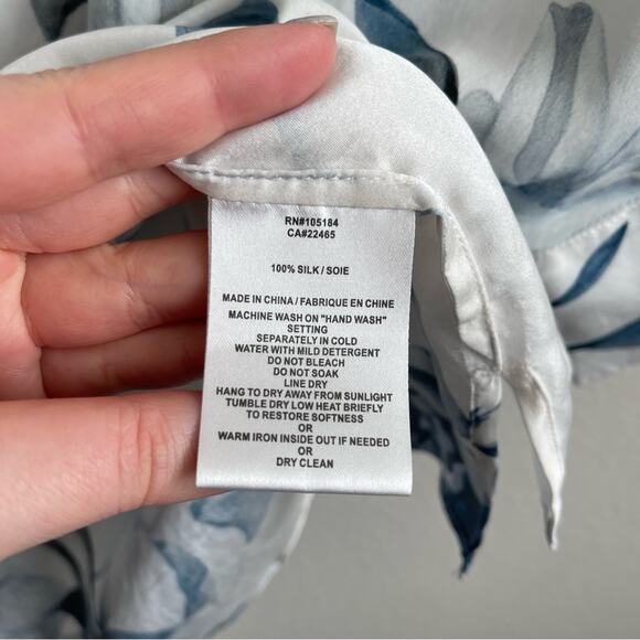 Go By GoSilk Minimalist Floral Short Sleeve Silk Blouse - Picture 8 of 10